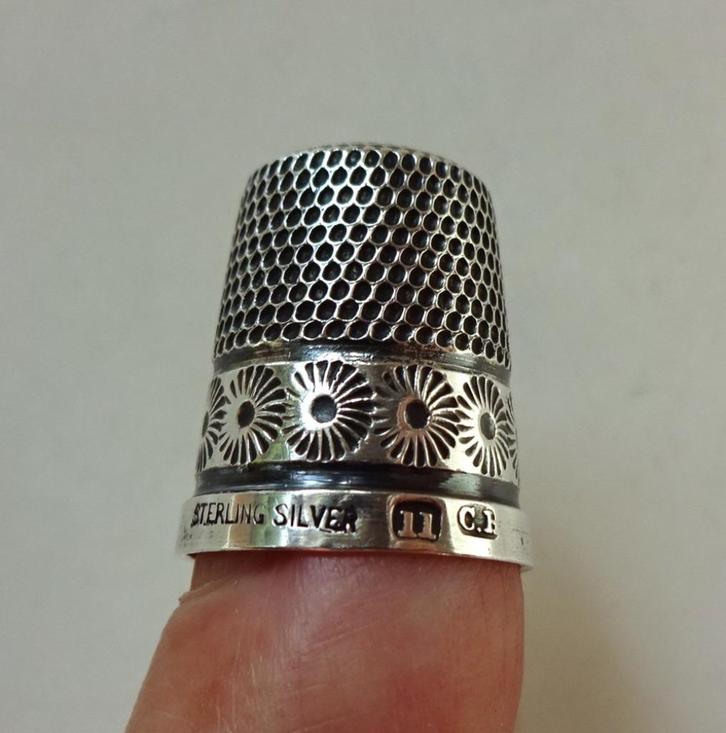 Kleine Engels zilveren vingerhoed: Charles Horner 11, Daisy, Antiek en Kunst, Antiek | Goud en Zilver, Zilver, Ophalen of Verzenden