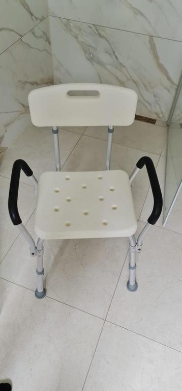 Douche stoel met armleuningen en rugleuning beschikbaar voor biedingen