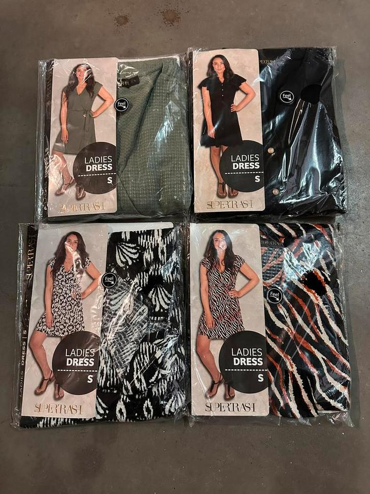 Partij van 127 stuks nieuwe Supertrash dames jurken., Kleding | Dames, Jurken, Nieuw, Maat 38/40 (M), Overige kleuren, Boven de knie