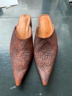 Donkerrode leren Marokkaanse slippers maat 37, Kleding | Dames, Schoenen, Ophalen of Verzenden, Gedragen, Rood, Slippers