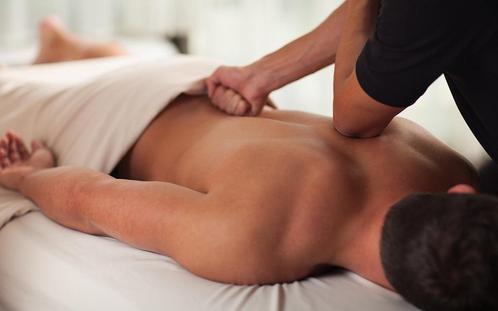 Stevige massage voor sporters door jonge masseur, Sport en Fitness, Gezondheidsproducten en Wellness, Ophalen of Verzenden