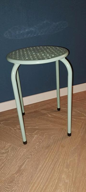 Groen metalen krukje - 45cm hoog beschikbaar voor biedingen