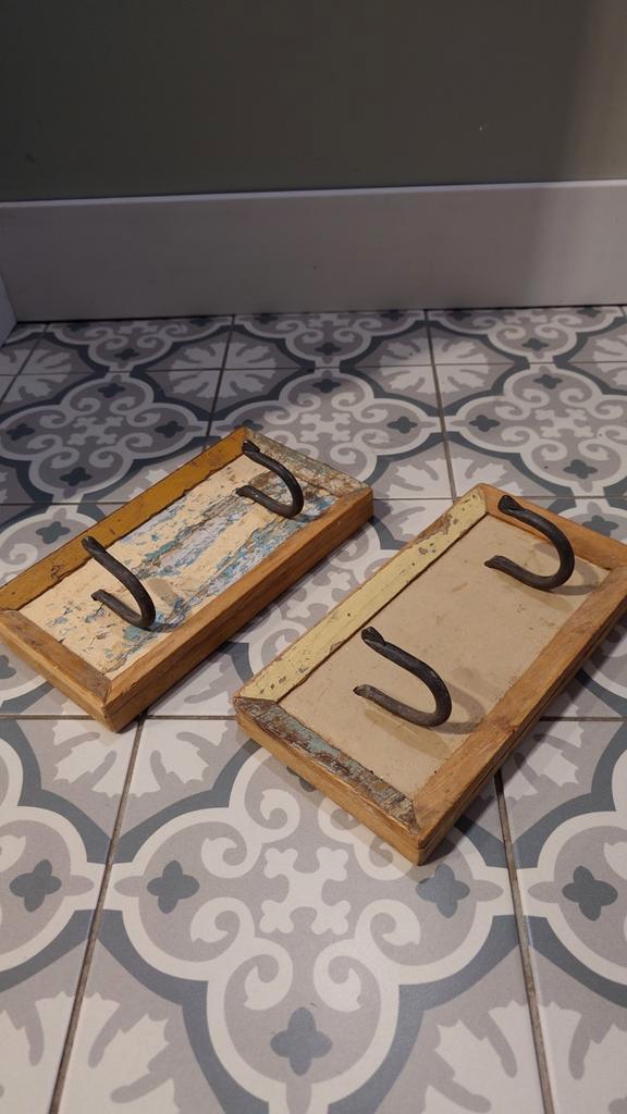 2 Landelijke Teakhouten Kapstokjes, Huis en Inrichting, Woonaccessoires | Kapstokken, Zo goed als nieuw, Wandhaken, Hout, Ophalen of Verzenden