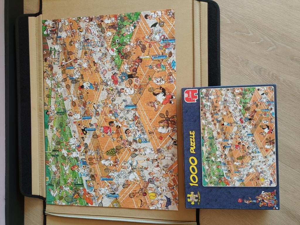 Jan van Haasteren - Tennisbaan - 1000 stukjes, Ophalen of Verzenden, 500 t/m 1500 stukjes, Zo goed als nieuw, Legpuzzel