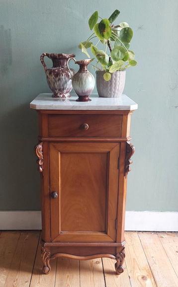 Lucky Vintage Frans kastje brocante met marmeren bovenblad  beschikbaar voor biedingen