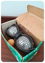 Vintage Petanque DOG - 2 ballen + houder + houten balletje, Verzenden, Gebruikt