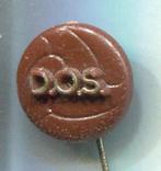 D.O.S. bruin plastic voetbal club speldje ( Y_102 ), Verzamelen, Speldjes, Pins en Buttons, Verzenden, Zo goed als nieuw, Sport