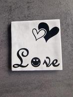 Tegeltje met de tekst 'love'., Huis en Inrichting, Woonaccessoires | Tekstborden en Spreuken, Ophalen of Verzenden