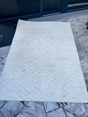 Witte tapijt 160x230 beschikbaar voor biedingen