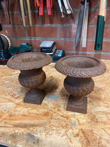 Brocante gietijzeren tuinvaas, bloempot staal. 2 stuks klein beschikbaar voor biedingen