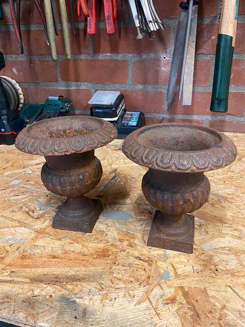 Brocante gietijzeren tuinvaas, bloempot staal. 2 stuks klein, Tuin en Terras, Tuinvazen, Zo goed als nieuw, Ophalen