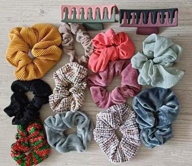 11 nette scrunchies en 2 grote haarclips, Sieraden, Tassen en Uiterlijk, Uiterlijk | Haarverzorging, Gebruikt, Overige typen, Ophalen of Verzenden