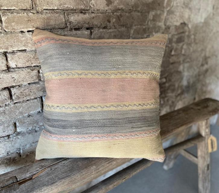 Kussen Kelim uniek en oud, Huis en Inrichting, Woonaccessoires | Kussens, Zo goed als nieuw, Rechthoekig, Ophalen