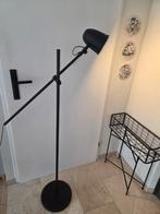 zwarte vloerlamp ikea, Huis en Inrichting, Lampen | Vloerlampen, Ophalen, Zo goed als nieuw
