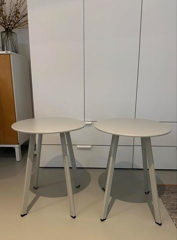 Twee handige bijzettafeltjes, leuk voor binnen en buiten beschikbaar voor biedingen
