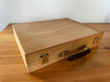 Houten schilderkoffer met palet beschikbaar voor biedingen