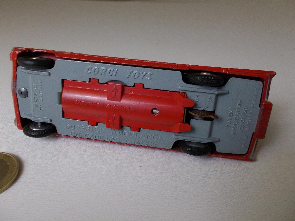 1962 Corgi Toys 437 SUPERIOR AMBULANCE ON CADILLAC CHASSIS., Ophalen of Verzenden, Zo goed als nieuw, Auto, Corgi
