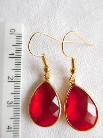Rood glazen druppel oorhangertjes (F56635)	