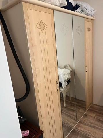 Kledingkast plus nacht kastjes2x beschikbaar voor biedingen