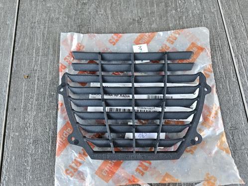 Voorkap Gril / Rooster  Aprilia Sr Max O.M NIEUW  8231616, Fietsen en Brommers, Brommeronderdelen | Scooters, Nieuw, Aprilia, Kap