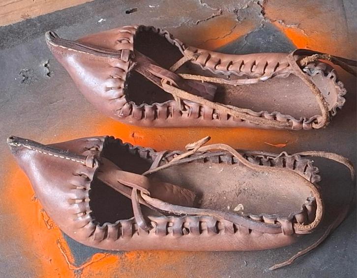 Antieke  leren schoenen.  Ca 1800/1850. * Zie tekst., Antiek en Kunst, Antiek | Kleding en Accessoires, Dames, Ophalen