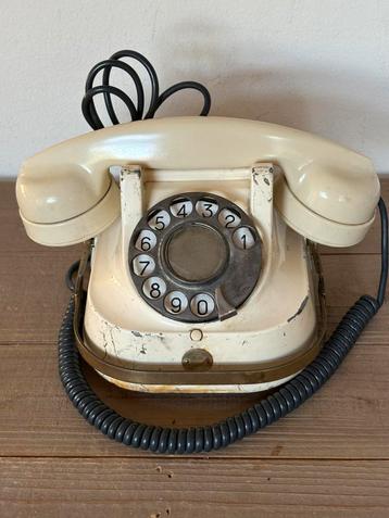 Vintage RTT 56 telefoon met draaiscihijf beschikbaar voor biedingen