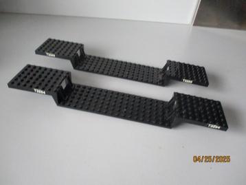 2 Lego 9v ZWARTE Treinbodemplaten 34x6 in perfecte staat!! beschikbaar voor biedingen