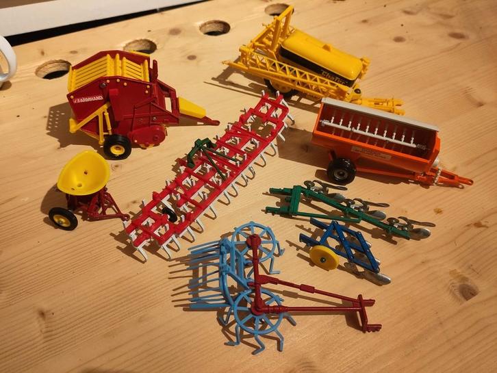 Diverse Britains werktuigen pers ploeg, Hobby en Vrije tijd, Modelauto's | 1:32, Zo goed als nieuw, Tractor of Landbouw, Britains
