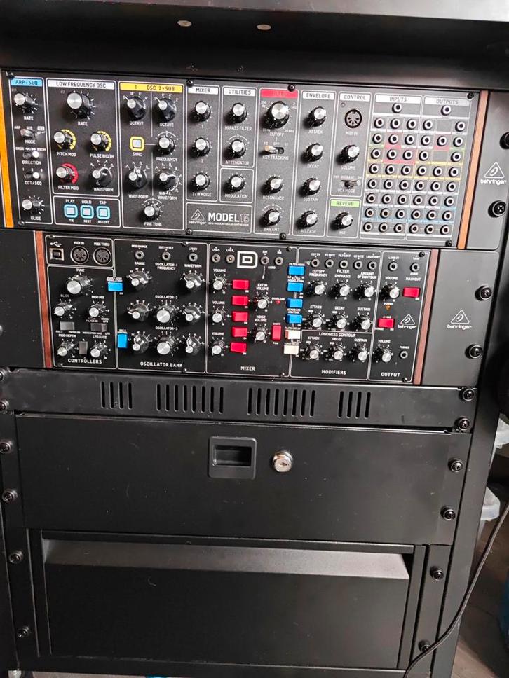 Behringer Model D & 15 Synthesizer Module, Muziek en Instrumenten, Synthesizers, Gebruikt, Overige aantallen, Overige merken, Met midi-aansluiting