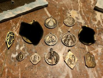 Religieuze hangers en pin beschikbaar voor biedingen