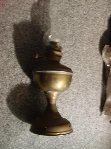Petroleum tafellamp hoogte 25 cm. beschikbaar voor biedingen