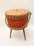 Vintage rieten 50s/60s naaimandje of -kistje op pootjes, Ophalen of Verzenden, Gebruikt, Overige typen