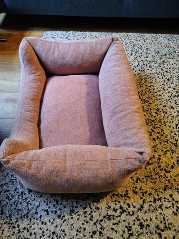 Honden/ kattenmand van mooie stevige roze stof beschikbaar voor biedingen