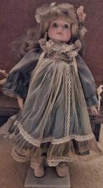 MOOI AANGEKLEDE POP OP STANDAARD, Verzamelen, Poppen, Verzenden, Zo goed als nieuw, Pop