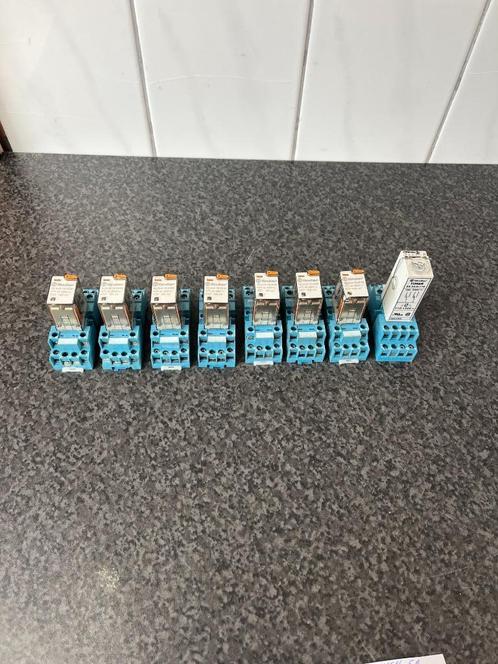 Finder relais , timer met voetjes ., Hobby en Vrije tijd, Elektronica-componenten, Gebruikt, Ophalen of Verzenden
