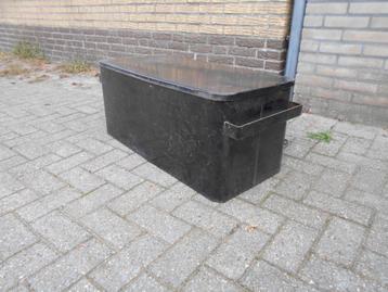 metalen kist beschikbaar voor biedingen