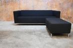 ZGANieuw! zwarte stoffen Gelderland 6710 bank + hocker, Design, Driepersoons, 75 tot 100 cm, Zo goed als nieuw