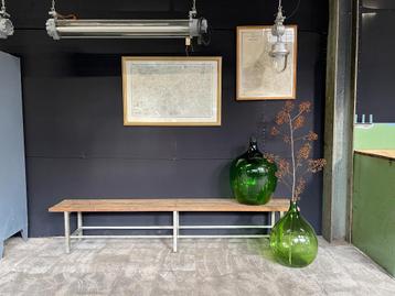 2 Industriële houten banken beschikbaar voor biedingen