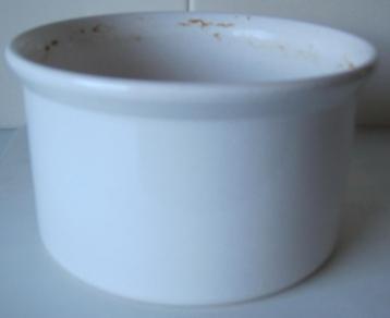 witte bloempot beschikbaar voor biedingen