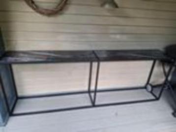 Mooie sidetable beschikbaar voor biedingen
