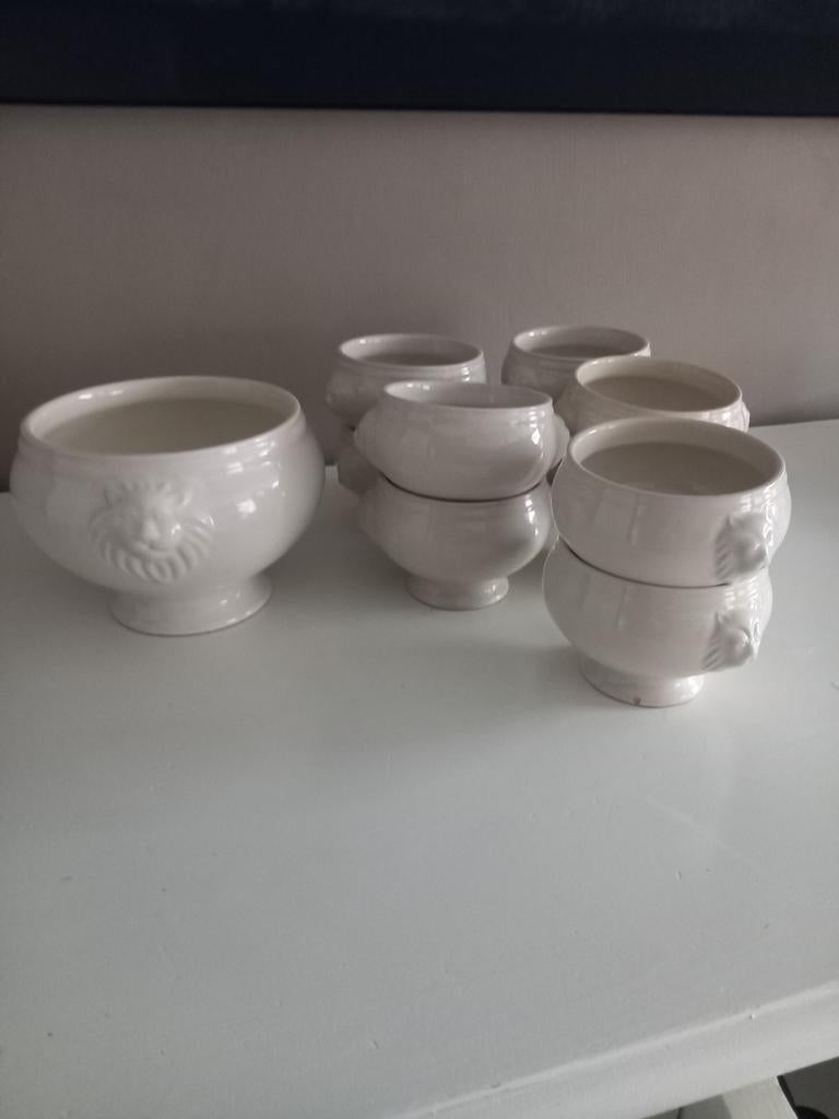 Soepservies met leeuwenkoppen en grote soepterrine, Ophalen, Aardewerk, Overige stijlen, Kom(men)