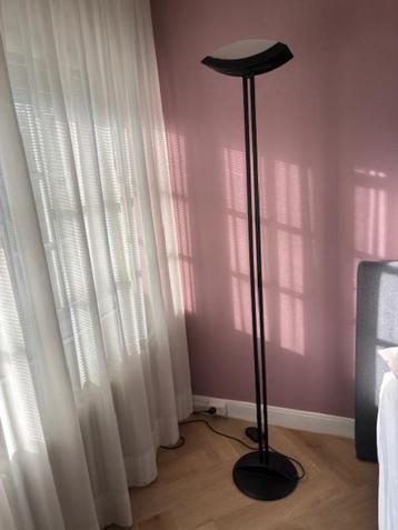 Zwart stalen design vloerlamp beschikbaar voor biedingen