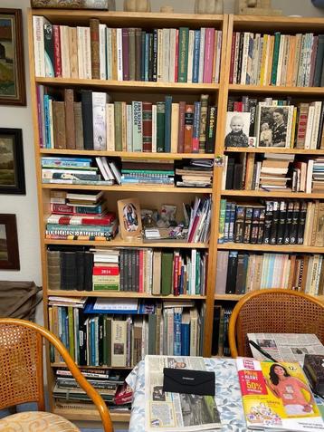 Boekenkast beschikbaar voor biedingen