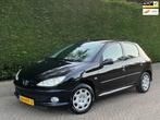 Peugeot 206 1.4 AIRCO/CRUISE/RIJDT SUPER/5DRS/LAGE KM/APK!, Voorwielaandrijving, Stof, Zwart, 4 cilinders