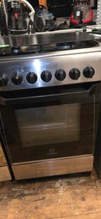 Indesit rvs gasfornuis met garantie, Witgoed en Apparatuur, Fornuizen, Ophalen, 4 kookzones, Zo goed als nieuw, Gas