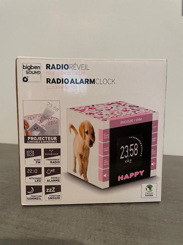 Bigben Wekkerradio Hond/Puppy kubus roze met projectie, Witgoed en Apparatuur, Wekkers, Gebruikt, Digitaal, Ophalen of Verzenden