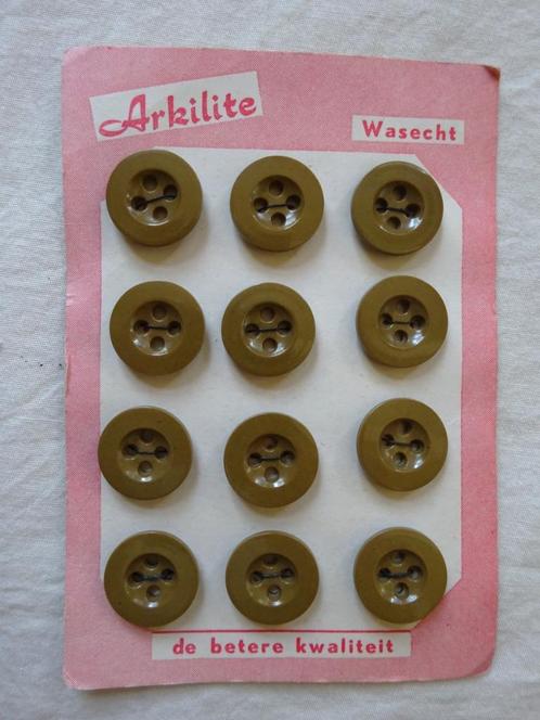 Vintage knopenkaartje * 12 bruine knoopjes van Arkilite, Hobby en Vrije tijd, Naaien en Fournituren, Nieuw, Knoop of Knopen, Verzenden