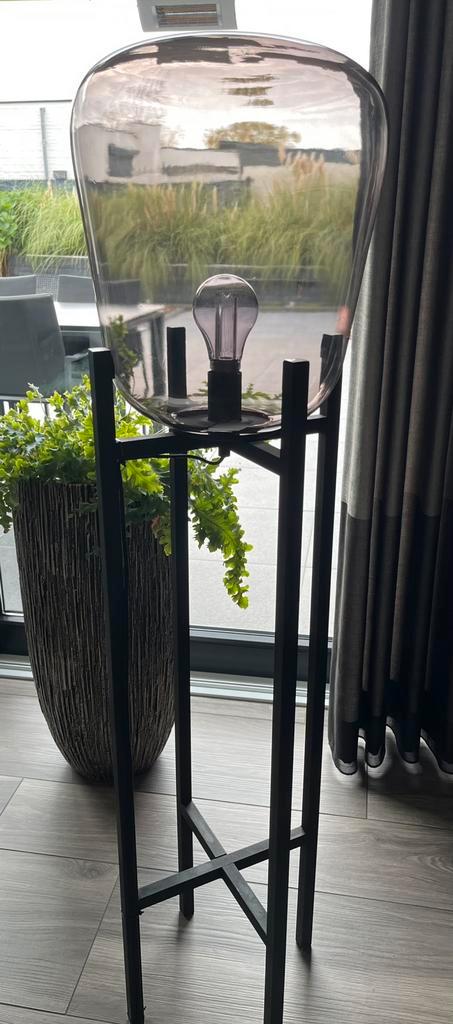 Vloerlamp - zwart gun metal met rookglas, Huis en Inrichting, Woonaccessoires | Zuilen en Pilaren, Zo goed als nieuw, Ophalen