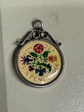 Oude vintage Engelse zilveren hanger met 1966 Sixpence-munt beschikbaar voor biedingen