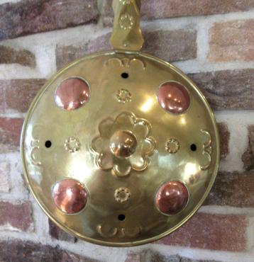Decoratief geel rood koperen bedpan messing bedkruik  beschikbaar voor biedingen